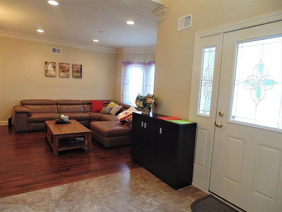 4th image of 28 Sweetwater Ave