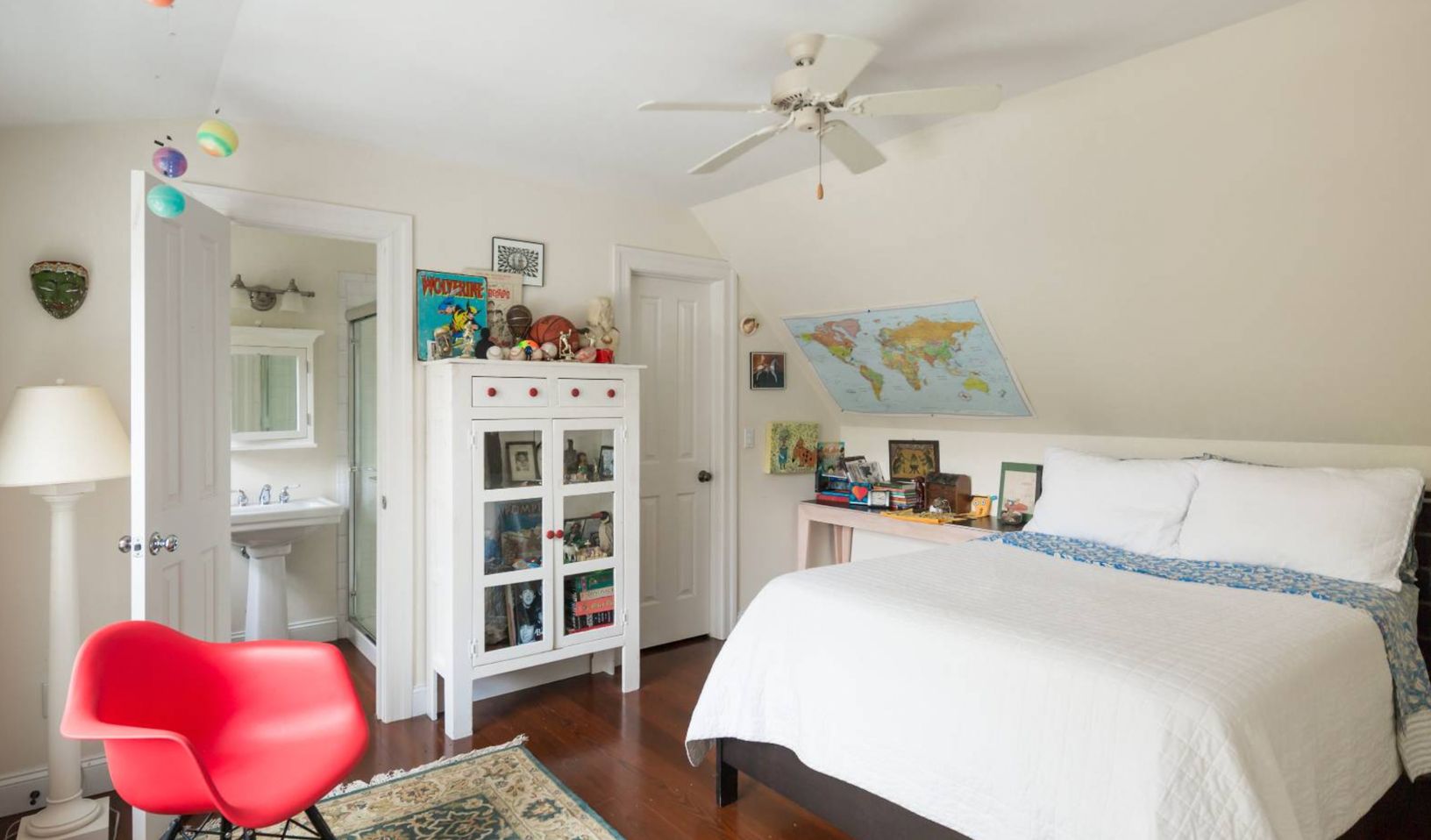  2nd fl bedroom w/ensuite bath