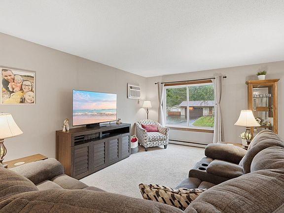 3rd image of 1407 Meadowlark Ln