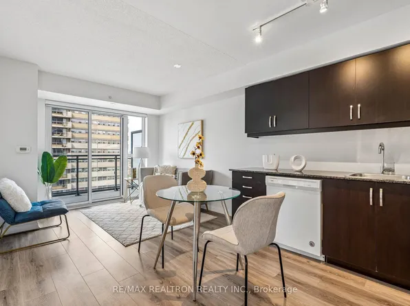 30 Meadowglen Pl #1503, Toronto, ON M1G 0A6