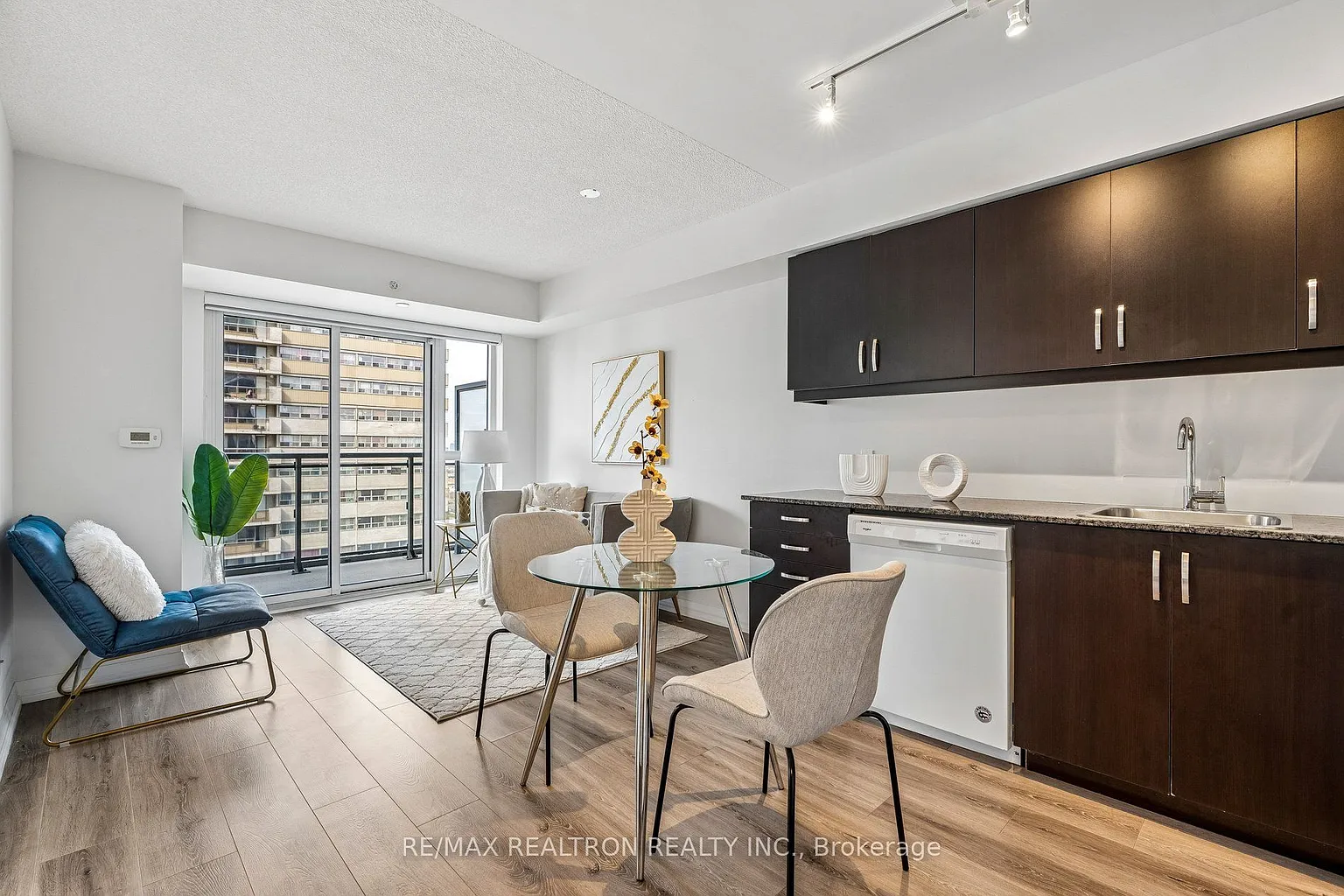 30 Meadowglen Pl #1503 photo 1