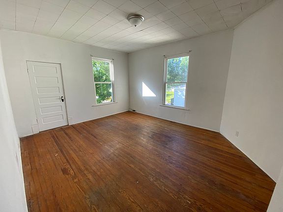 3rd image of 48 Easton Ave APT B