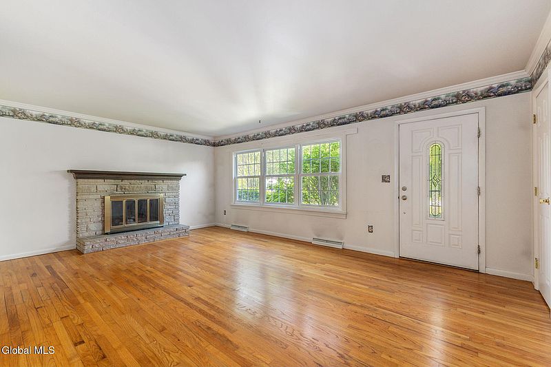 4th image of 9 Florence Avenue