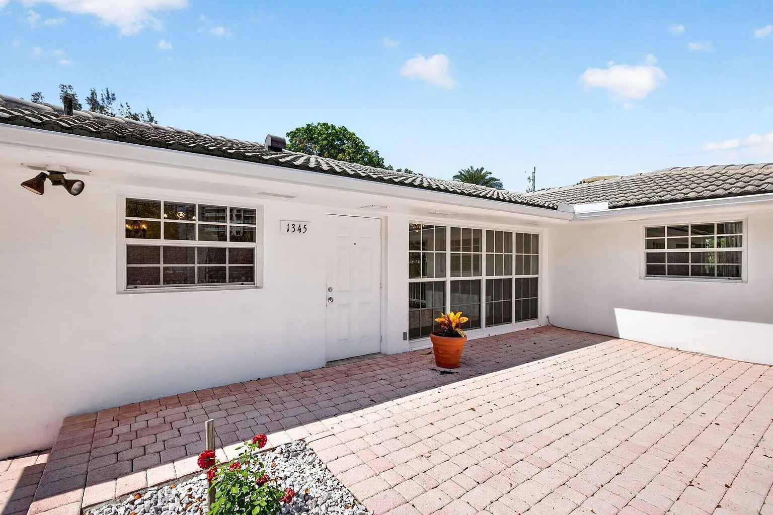 3 bed, 2.0 bath, 1747 sqft, $4,500 — Photo 1