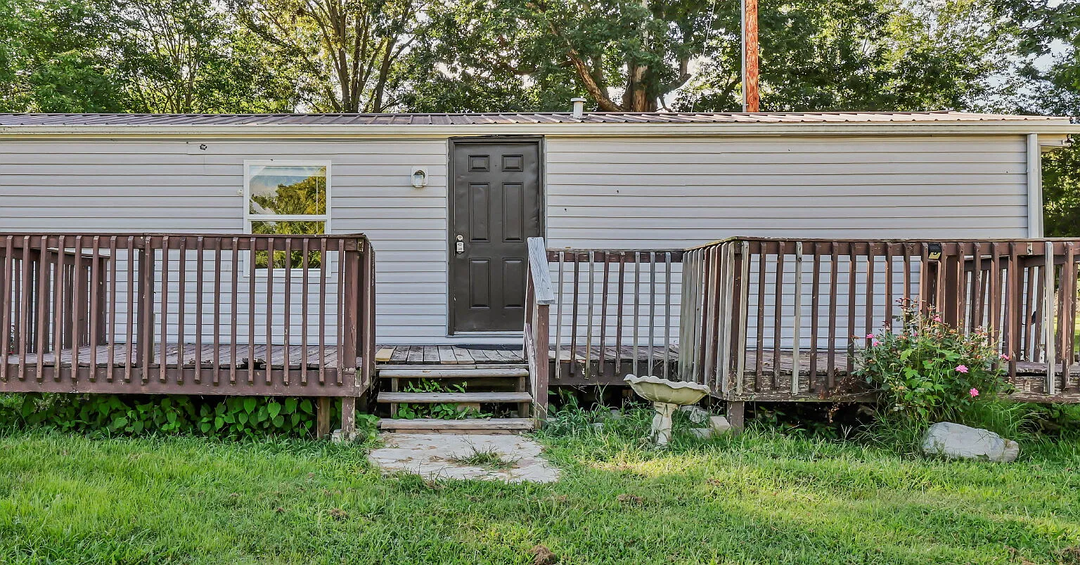 3 bed, 2.0 bath, 966 sqft, $1,200 — Photo 2