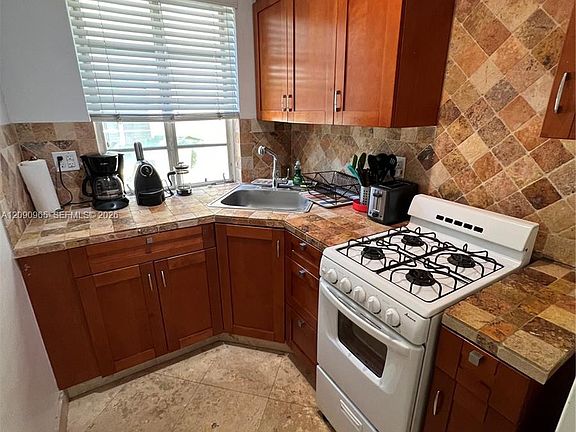 4th image of 601 7th St APT 1