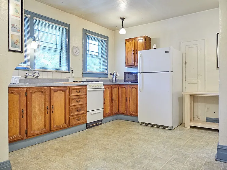 504 SW 10th St — Photo 5