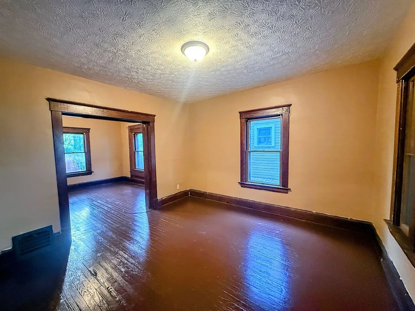 Three bedroom one bathroom single family home for rent — Photo 4