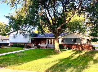 1335 Regency Dr, Hastings, NE 68901