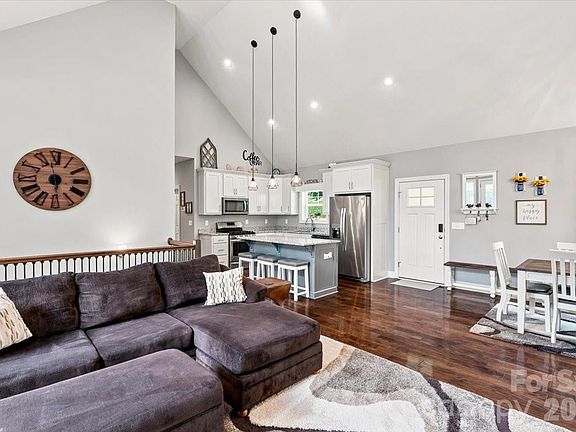 4th image of 204 Mostert Dr