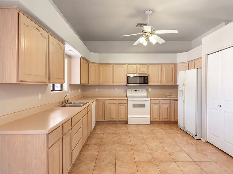 670 E Moon Vista St — Photo 17