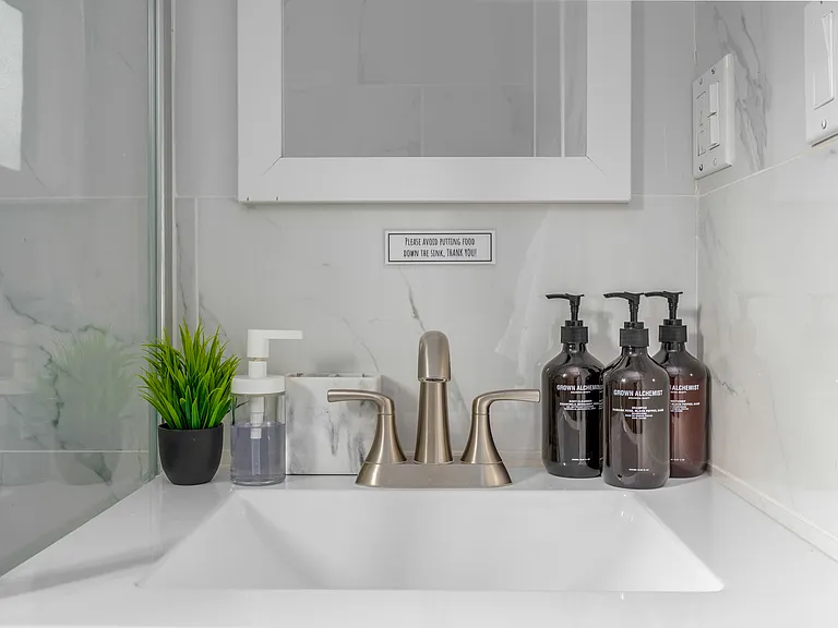 To make your stay even more comfortable, we provide all the essentials, including fresh, plush towels and a selection of complimentary toiletries.
To make your stay even more comfortable, we provide all the essentials, including fresh, plush towels and a