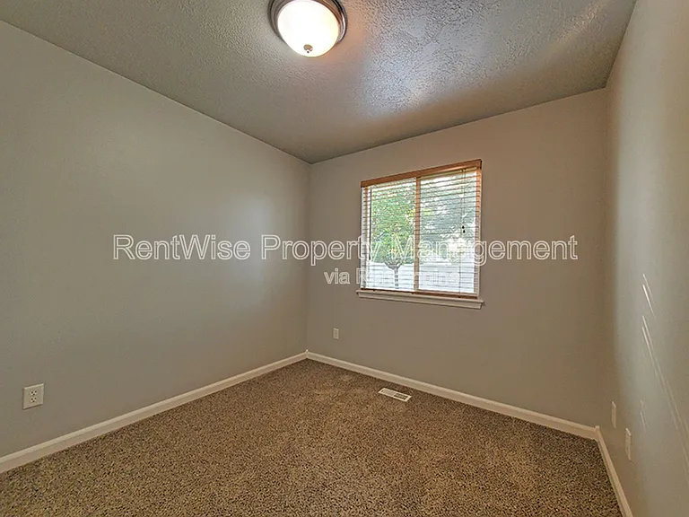 575 W Elias St — Photo 17