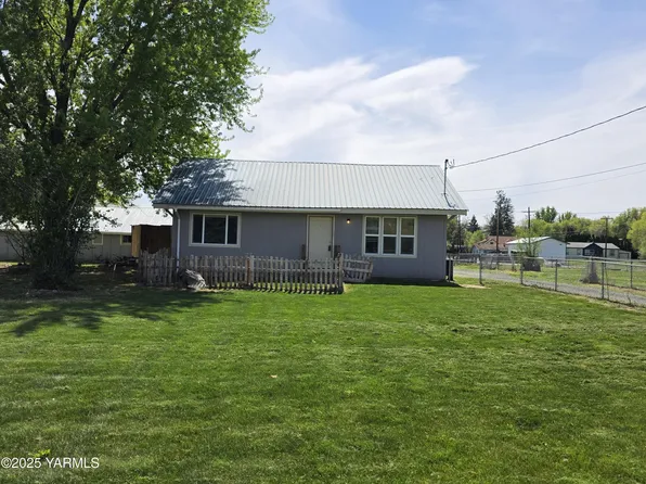8812 Ahtanum Rd, Yakima, WA 98903