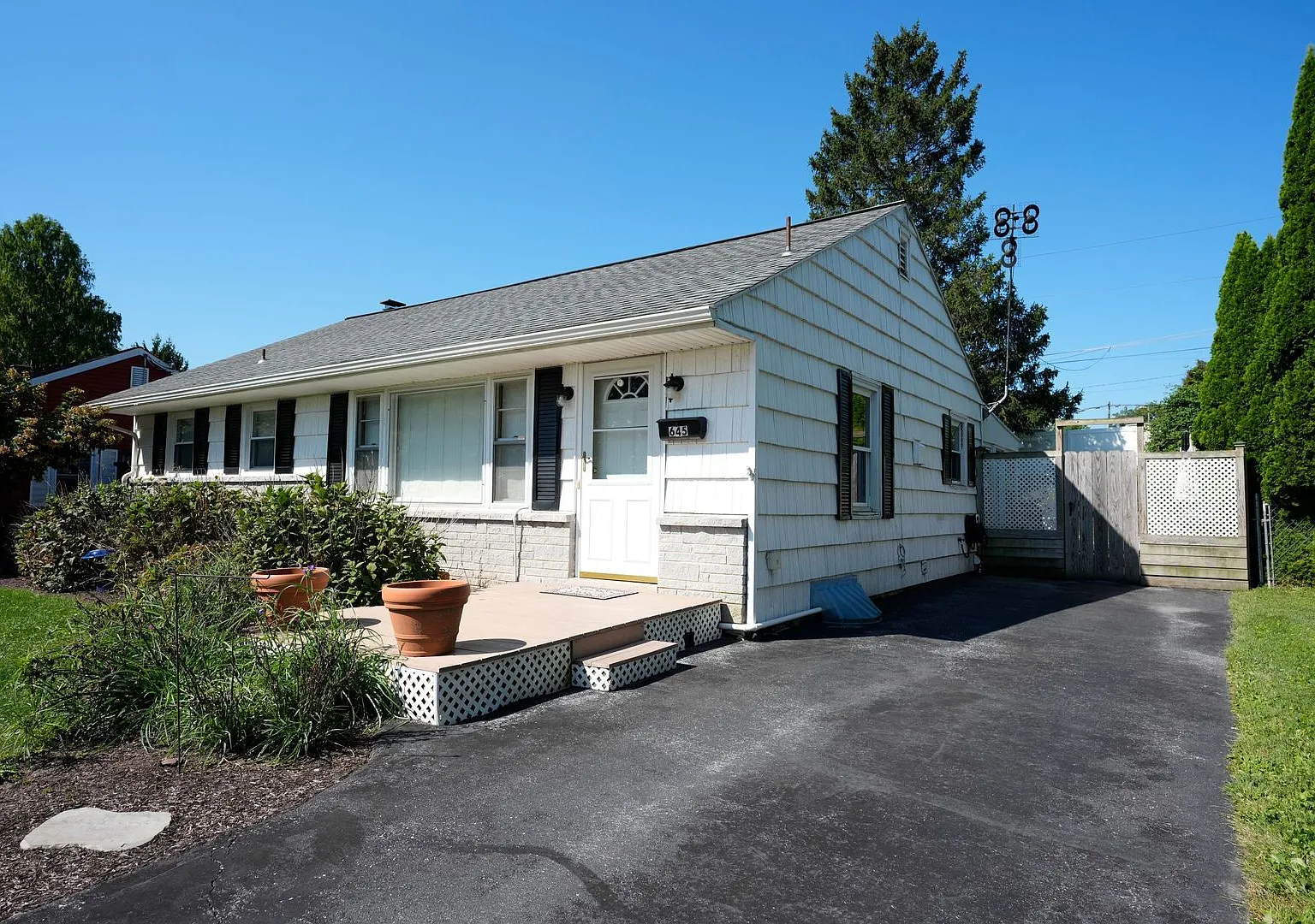 Charming Elizabethtown Home with Hardwood Floors, Finished Lower Level & Spacious Backyard — Photo 2