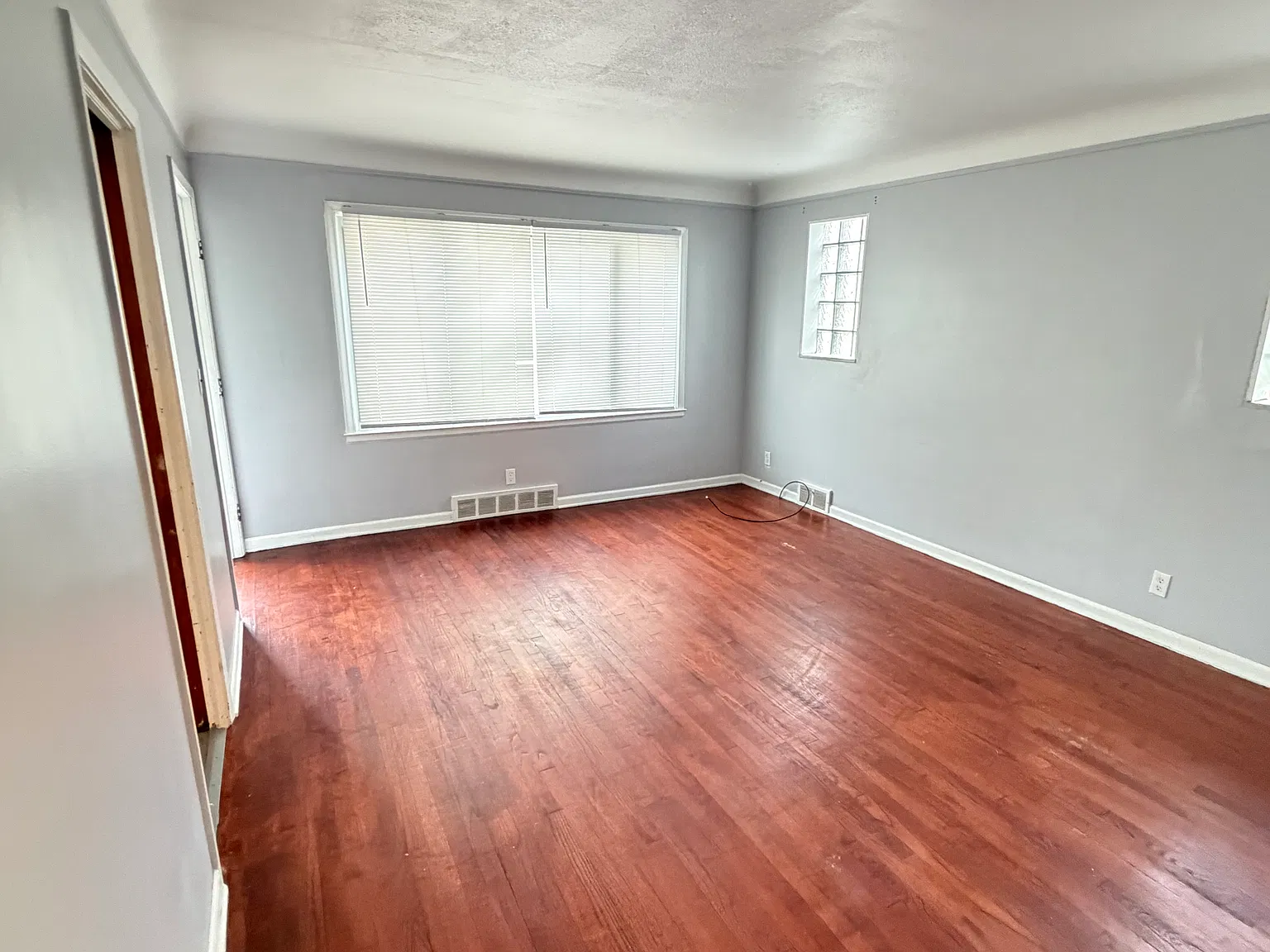 3 bed, 916 sqft, $1,350 — Photo 2