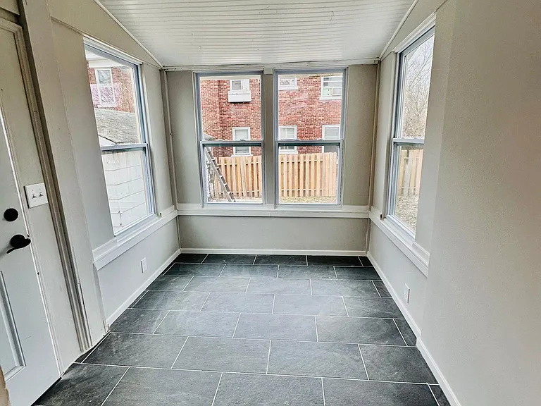 2119 Hudson Ave — Photo 11