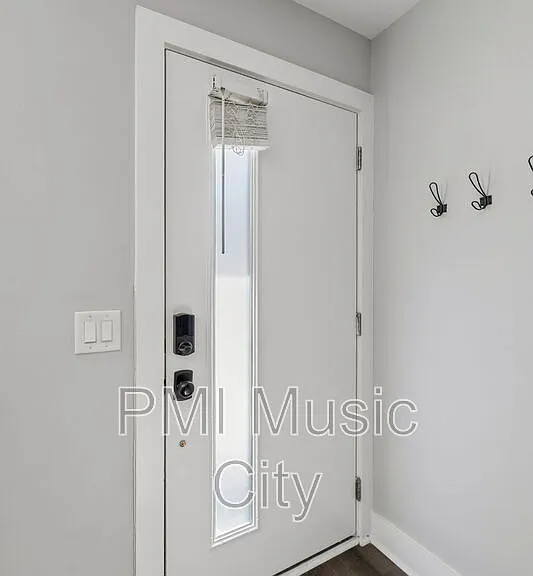 2126B Burns St — Photo 4