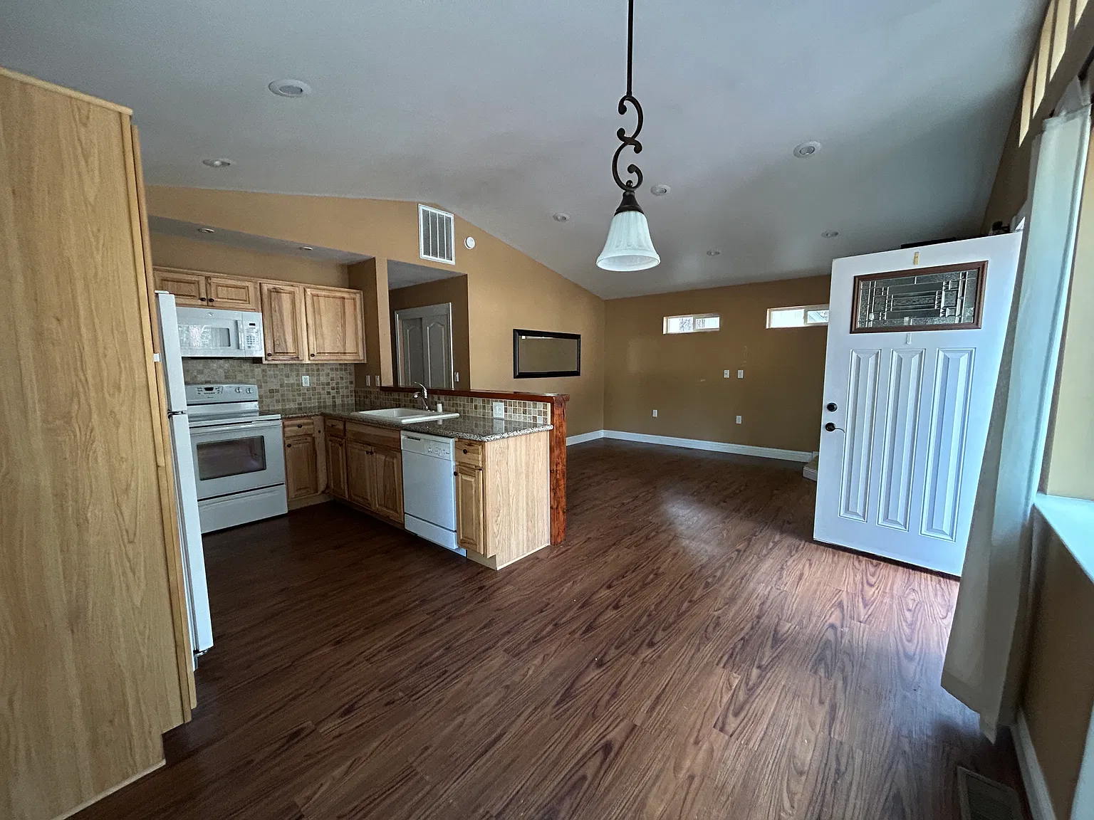 2 bed, 1019 sqft, $2,600 — Photo 2