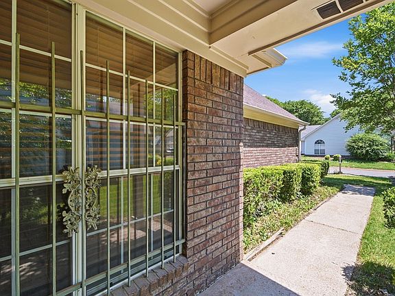 3rd image of 7885 Bentwood Cres