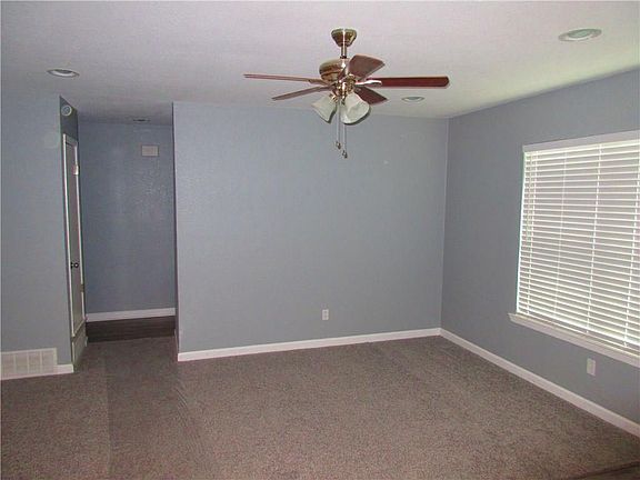 3rd image of 1621 Woodcrest Dr
