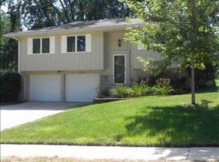 13905 Y Cir, Omaha, NE 68137