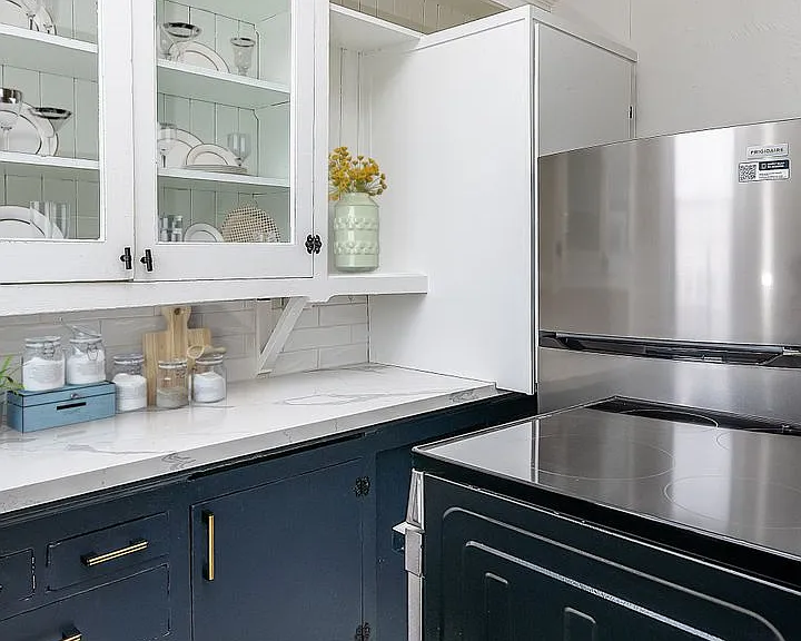 Elegant Renovation! HUGE 1 Bed 1 Bath Available Now! — Photo 30