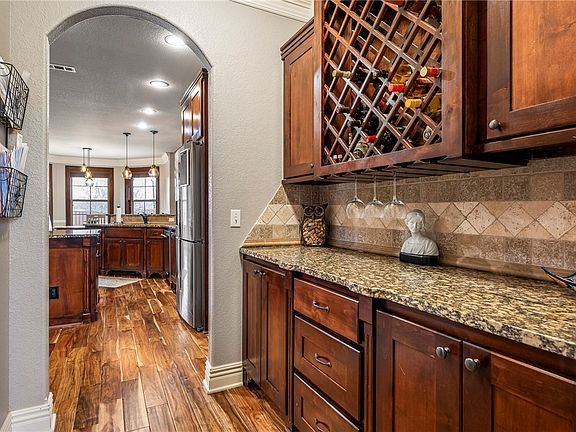 4th image of 1502 NE Greenbrier Ct