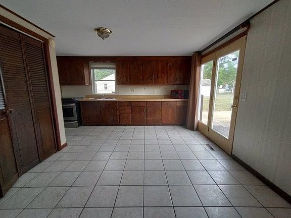 4th image of 3324 Montrose Ave