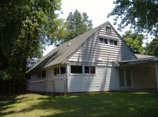 31 Falcon Rd, Levittown, PA 19056