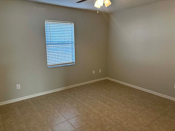 4th image of 3724 NW Huntsboro St #102