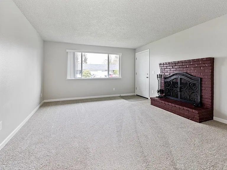 2556 Hill St SE — Photo 2