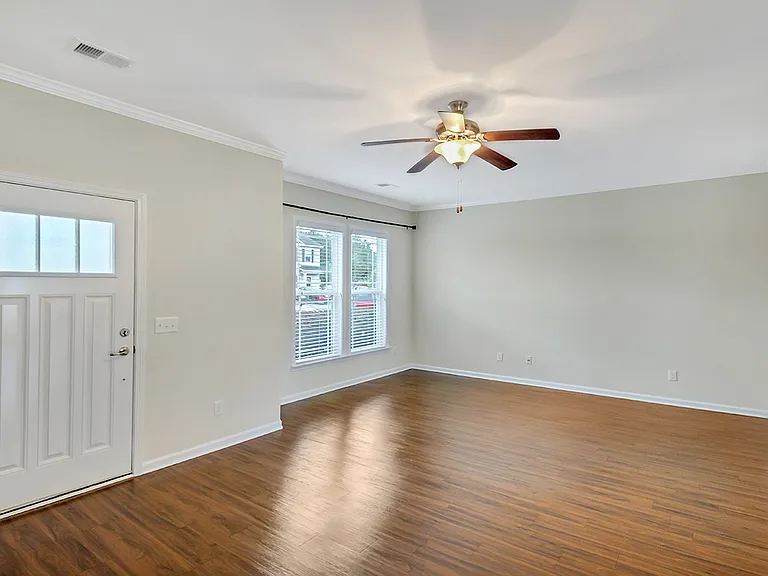 208 Ventura Pl — Photo 3