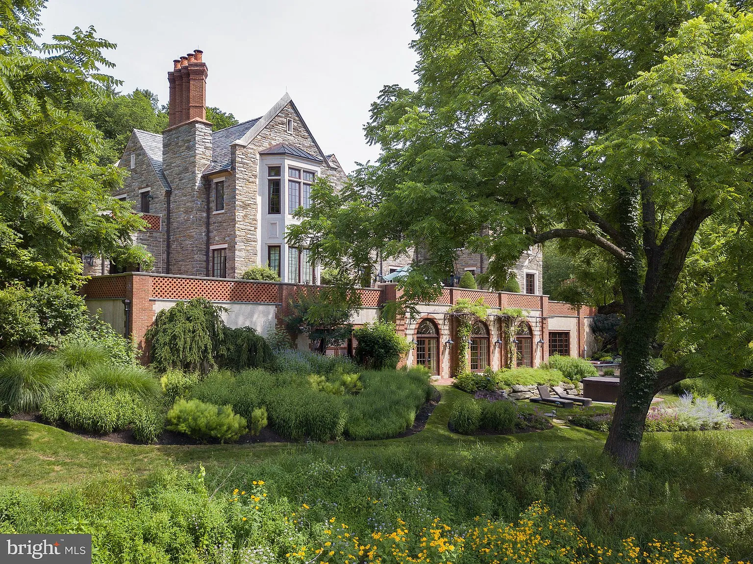 シモンズグランドセール $12.92 Million Architect Peter Zimmerman-Designed Gothic パンツ