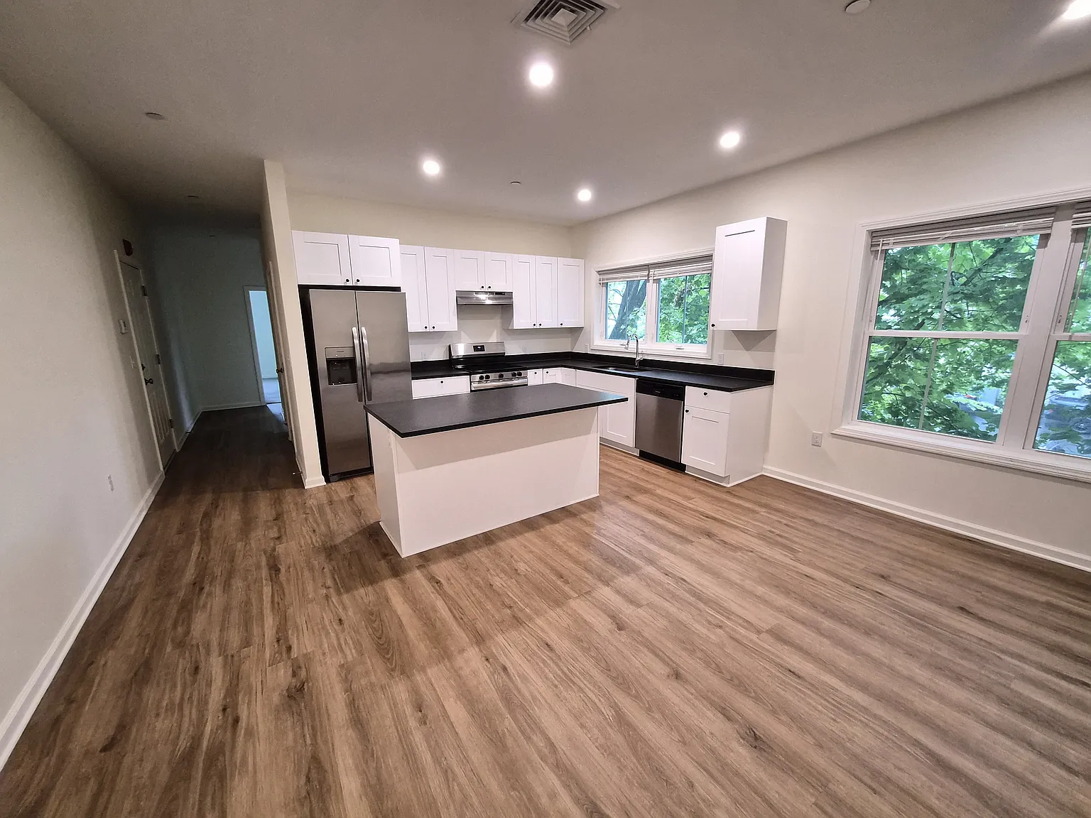 2 bed, 850 sqft, $2,000 — Photo 2