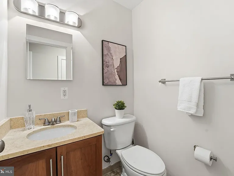 14 S St NE #201 — Photo 20