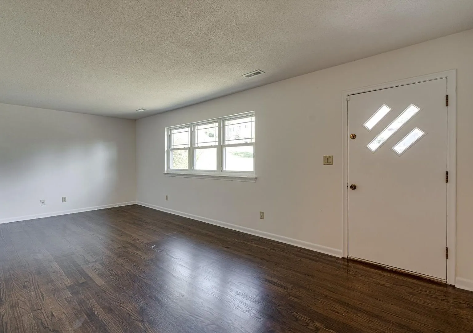Four Bedroom Two Bathroom House — Photo 4