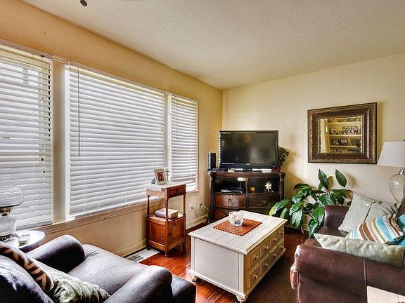5th image of 460 S Comal Ave