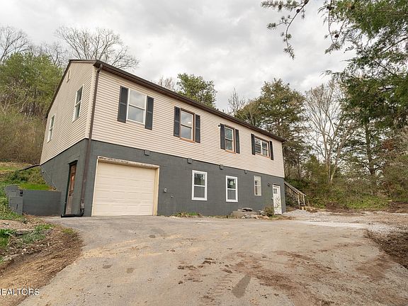 2nd image of 3515 Greenway Dr