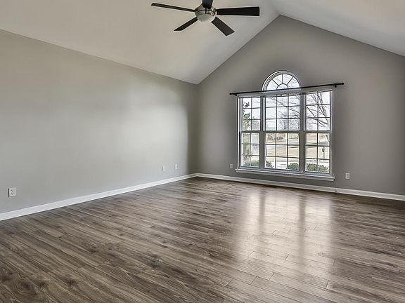 3rd image of 314 Woodfield Cir