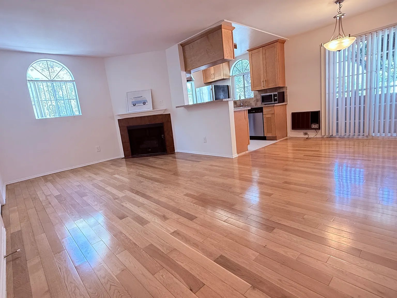 2 bed, 850 sqft, $3,195 — Photo 3