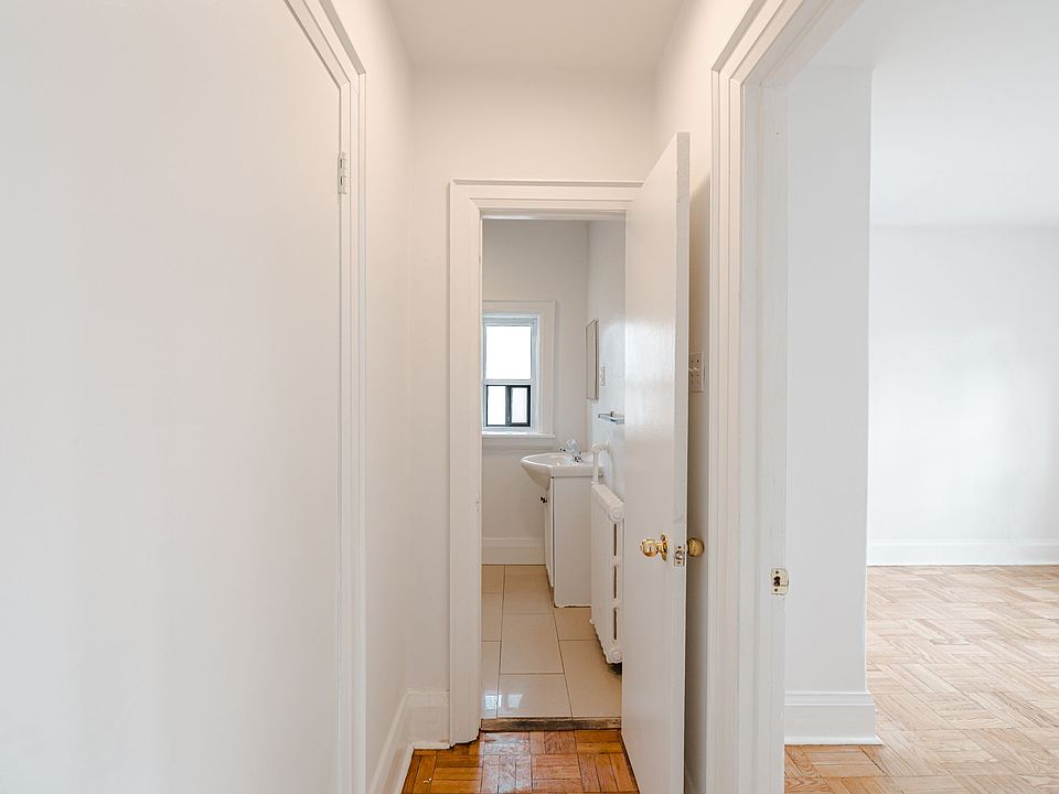 1st image of 110 Wellesley St E #1287223