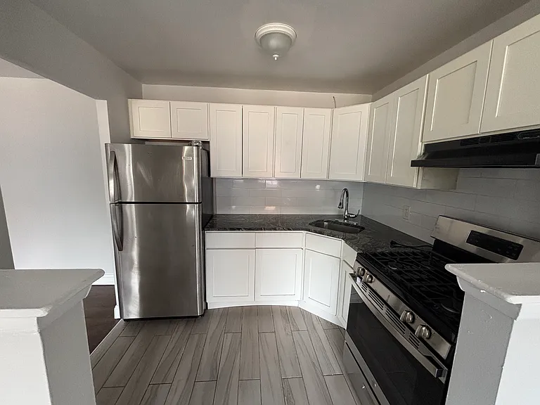 534 W 7th St #1B — Photo 2