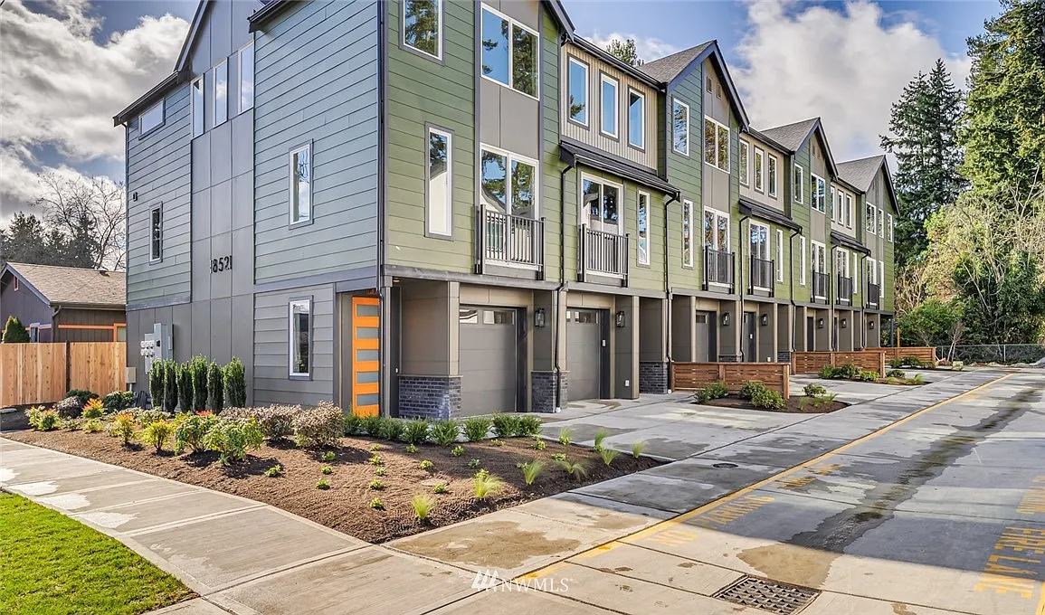 18521 1st Avenue NE #4 photo 1