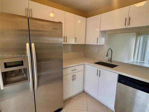 4879 N Hemingway Cir, Pompano Beach, FL 33063