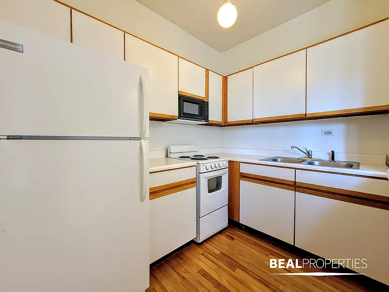 635 W Barry Ave — Photo 8