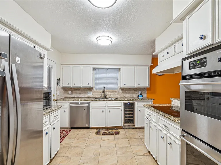 910 Coachlight Dr — Photo 8