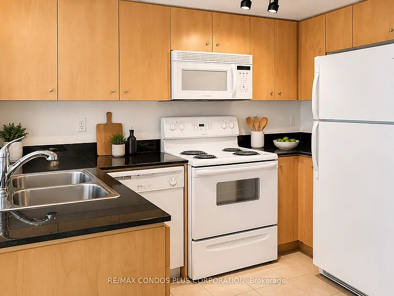 381 Front St W #705 — Photo 4