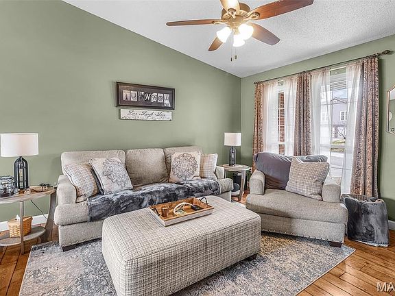 3rd image of 829 Eagle Dr