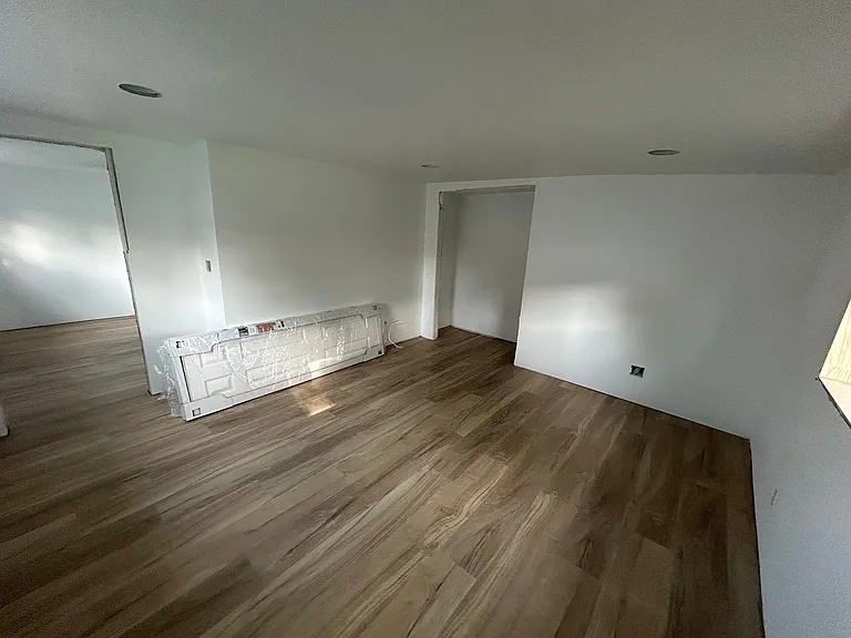 204 S West St — Photo 3